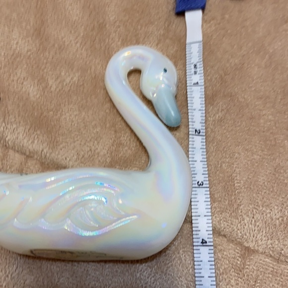 Fenton 5th anniversary white opalescent hand painted and signed glass swan - Picture 8 of 9